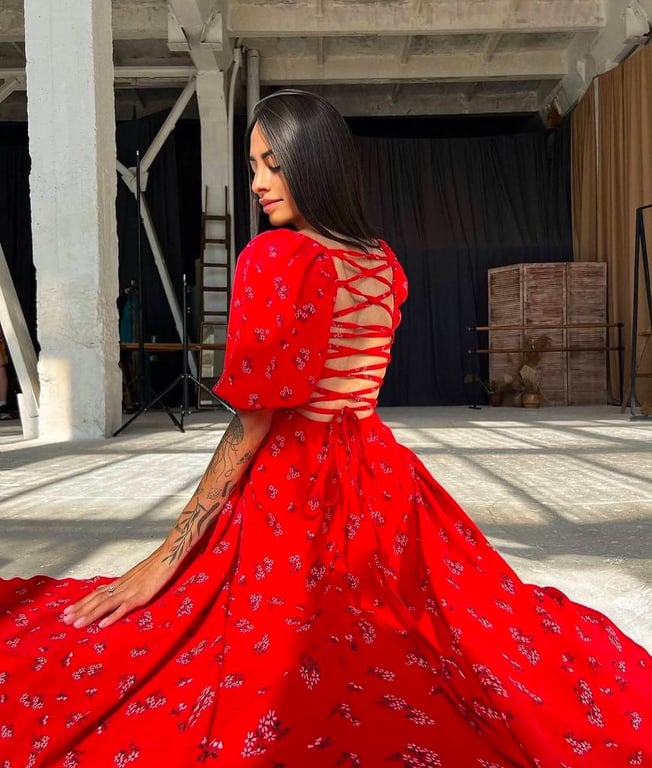 Сукні зі шнурівкою мають звабливий вигляд