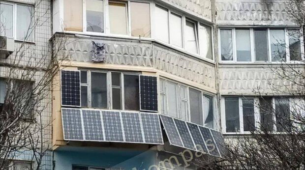 Сонячні панелі на балконі у Львові