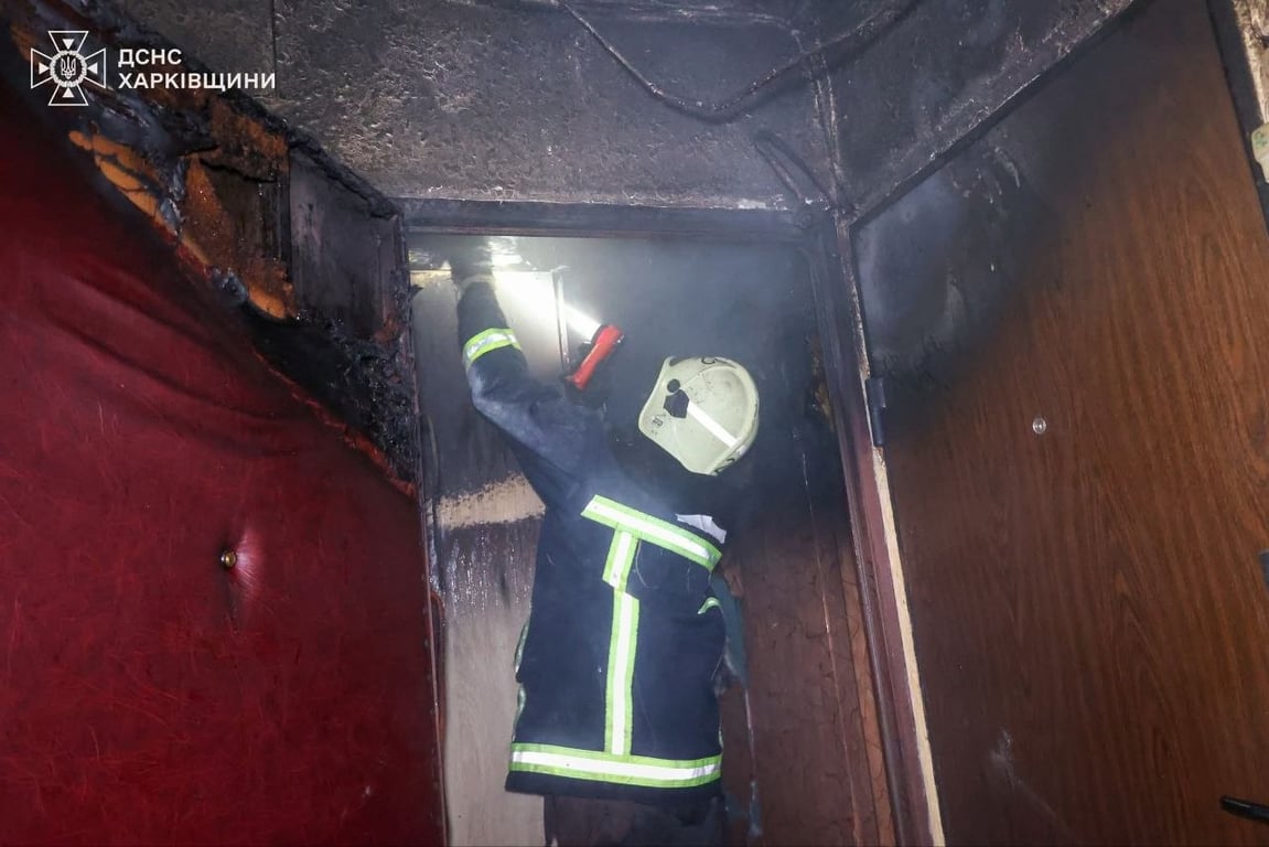 Рятувальник гасить вогонь у квартирі