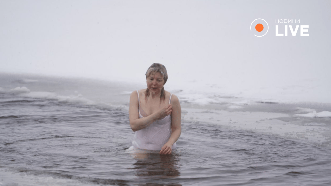 У Києві на Водохреще жителі пірнають в ополонку —фоторепортаж - фото 5