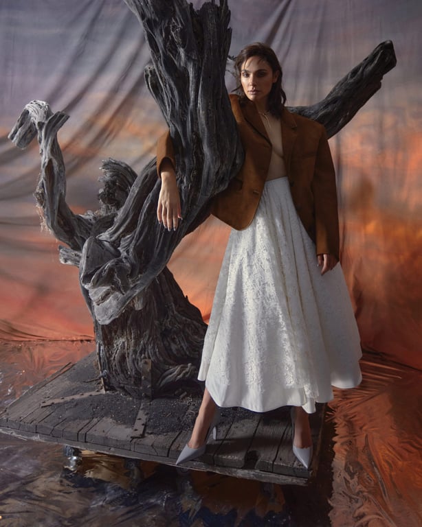 "Диво-жінка" Галь Гадот прикрасила обкладинку модного глянцю - фото 5