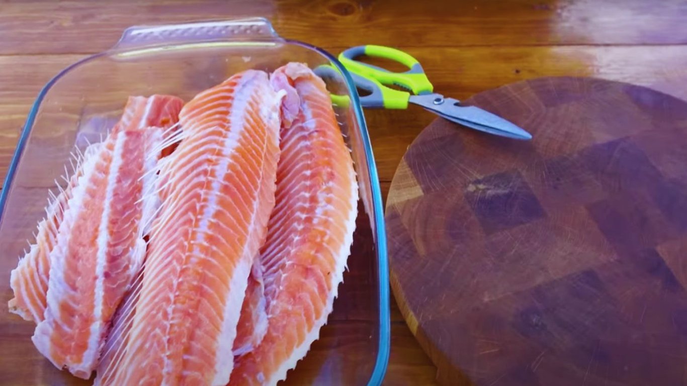 Бюджетний рецепт з червоної риби — відео