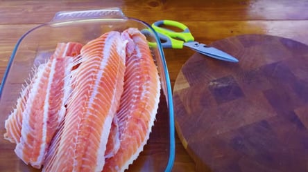 Карпатская хозяйка рассказала, как вкусно приготовить хребты лосося в духовке - 285x160