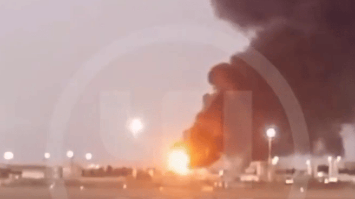 В российском Сочи горит резервуар с тоннами керосина вблизи аэропорта