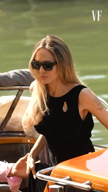 Анджеліна Джолі у брошці від Cartier. Фото: instagram/vanityfair