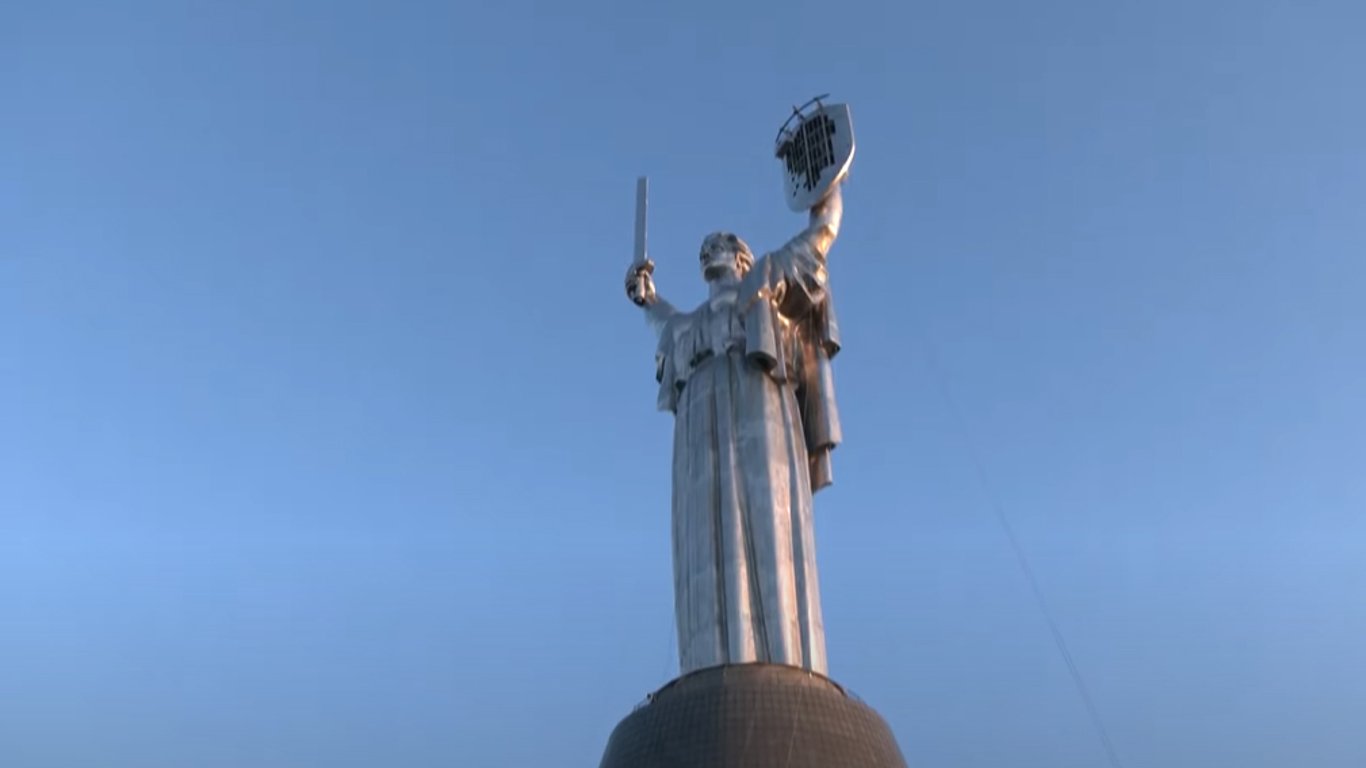 В Киеве устанавливают тризуб на монумент "Родина-Мать"