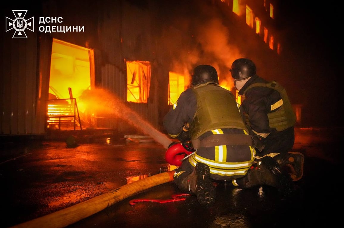 В Одессе ликвидировали пожар после обстрела — спасатели рассказали о последствиях атаки - фото 1