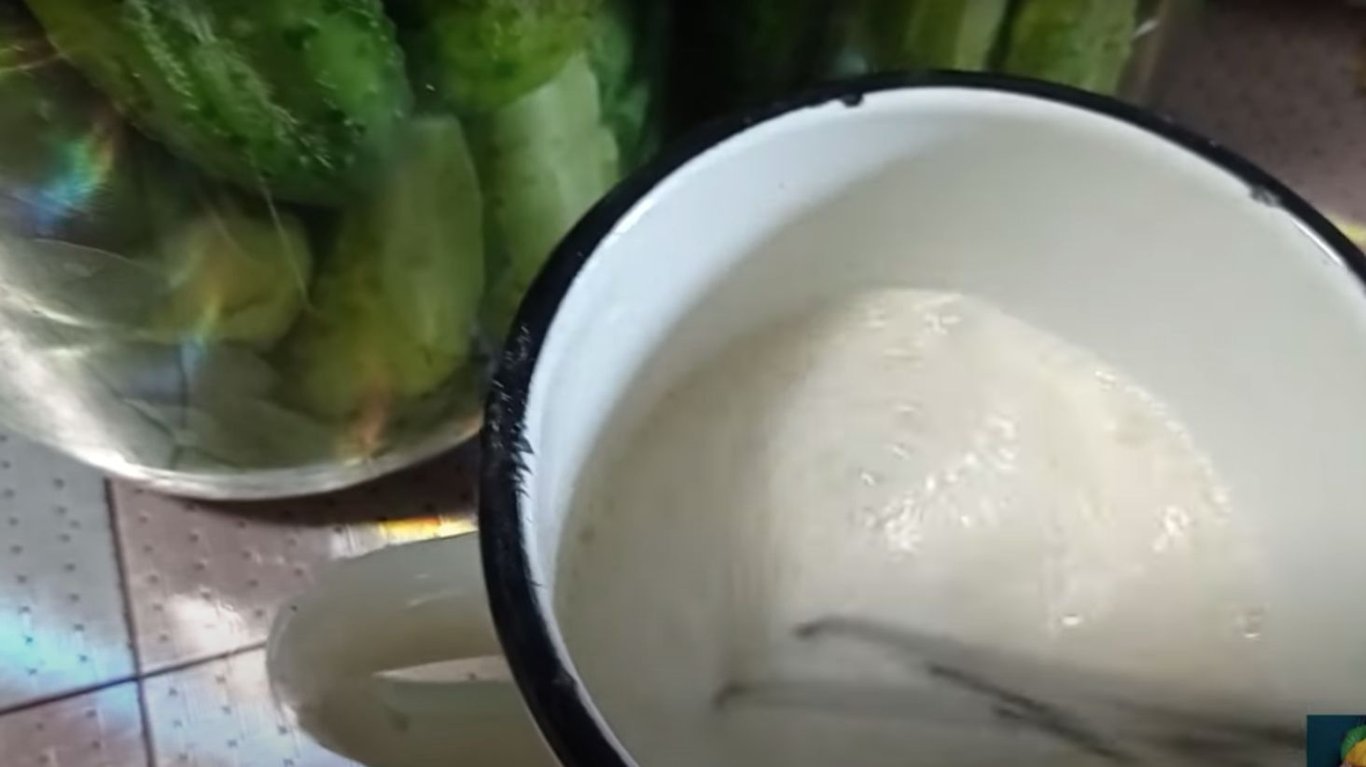 простий рецепт квашених огірків з борошном 