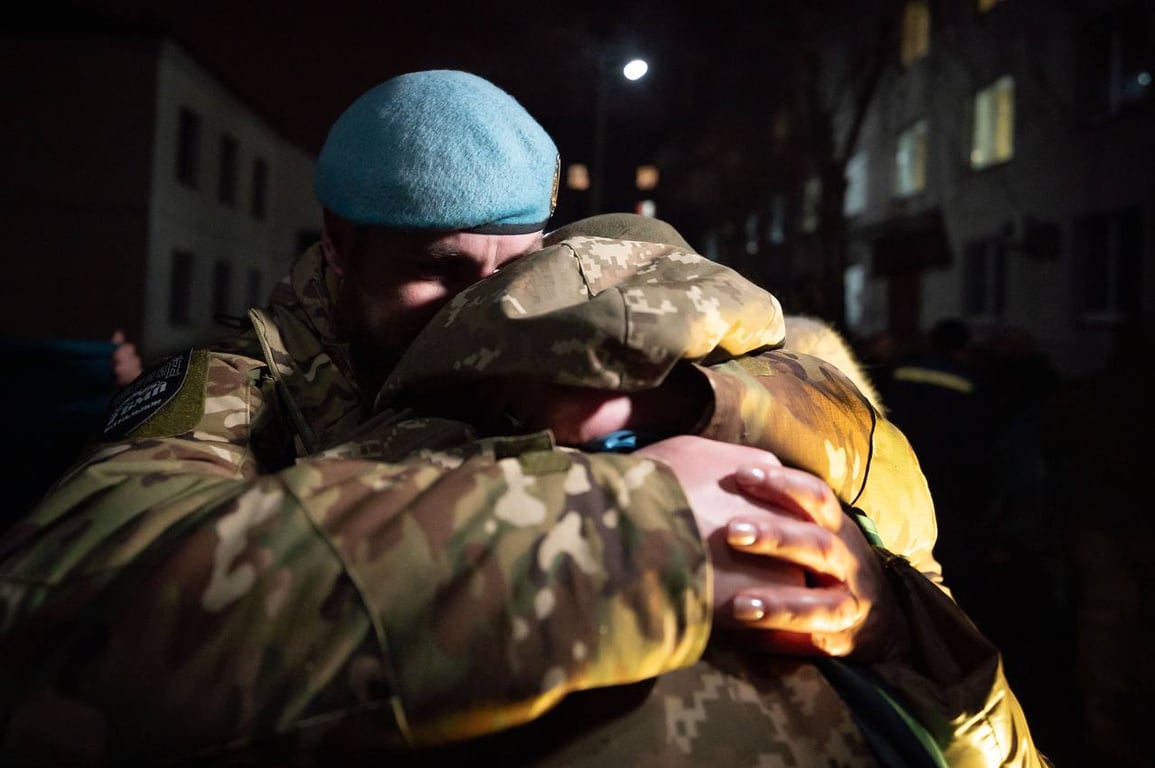 Зворушливі фото повернення захисників додому від Зеленського