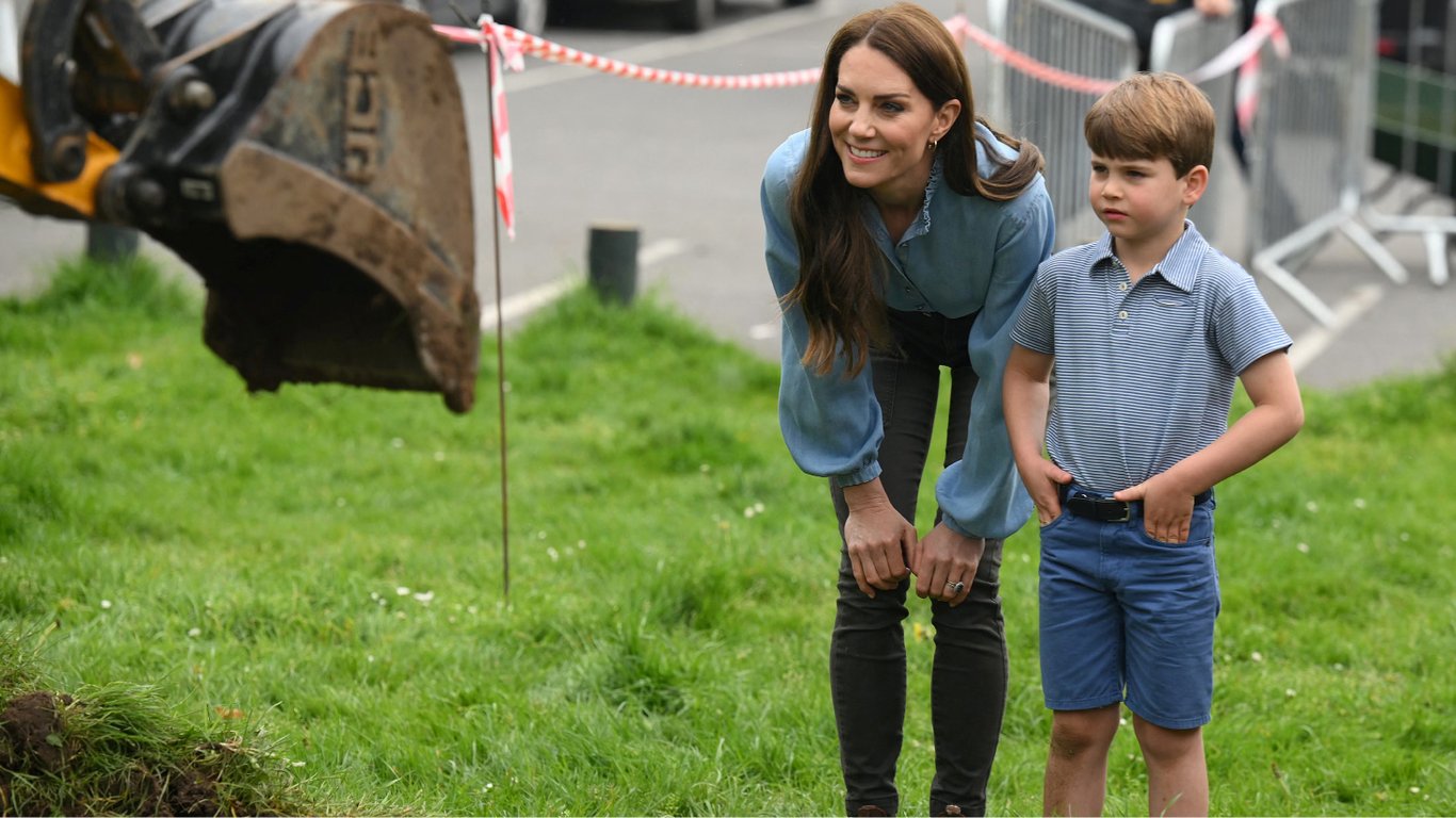 Принц Луи с матерью, Кейт Миддлтон, взял в руки лопату перед камерами: что делал