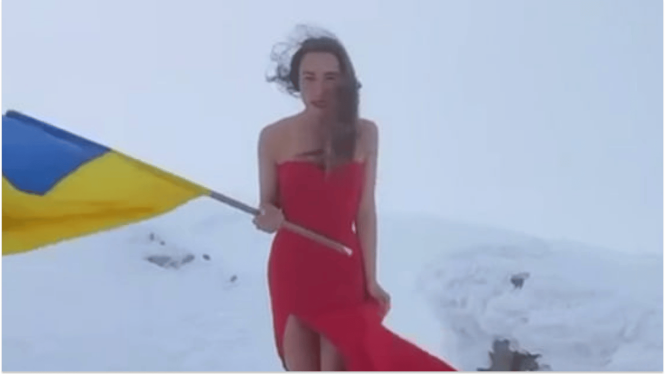 Девушка устроила фотосессию во время метели на горе Поп Иван