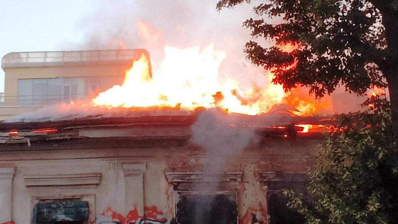 В столице произошел масштабный пожар на территории Киево-Могилянской академии