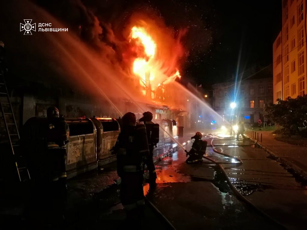 Во Львове за ночь зафиксировали по меньшей мере восемь поджогов — сгорел кинотеатр 