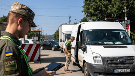Допомагали перевозити контрабанду — на Львівщині викрили митників - 285x160