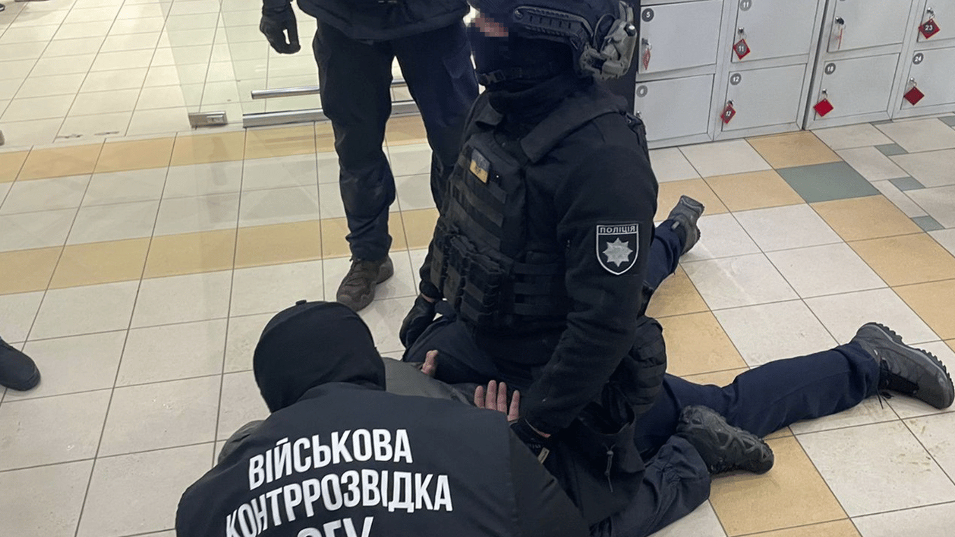 В Харькове задержали мошенника, который за деньги обещал вернуть военного из плена