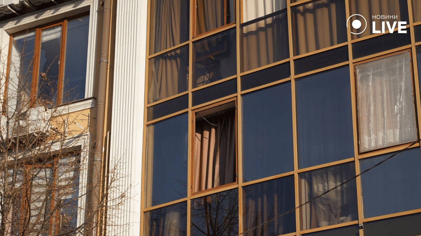 Вибиті вікна унаслідок атаки на багатоповерхівку в Одесі