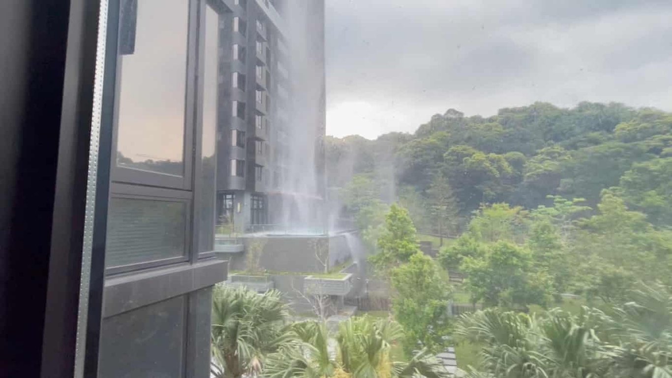 Падіння уламків з будівлі в Нью-Тайбеї