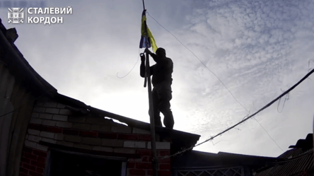 Чтобы враг не закрепился на позиции — ГПСУ о поднятии флага над поселком Тополи - 285x160