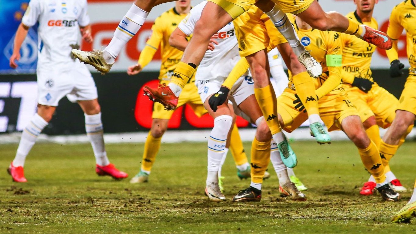 Газон стадиона Динамо на матче с Рухом