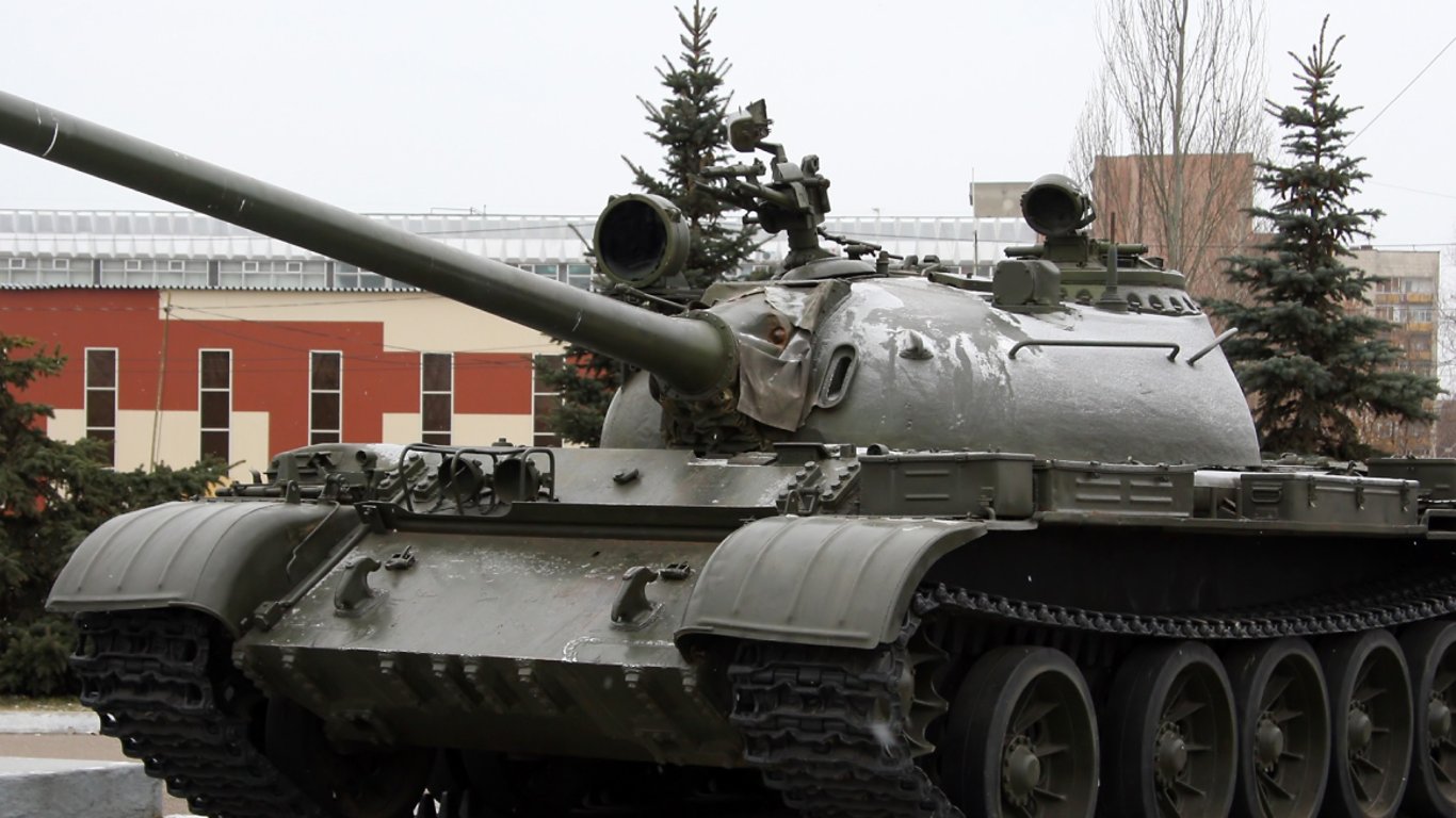 Металлолом в бой: россияне снова используют старые танки Т-55 в Украине