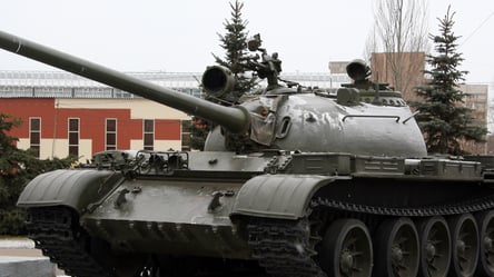 Металобрухт до бою: росіяни знову використовують старі танки Т-55 в Україні - 285x160