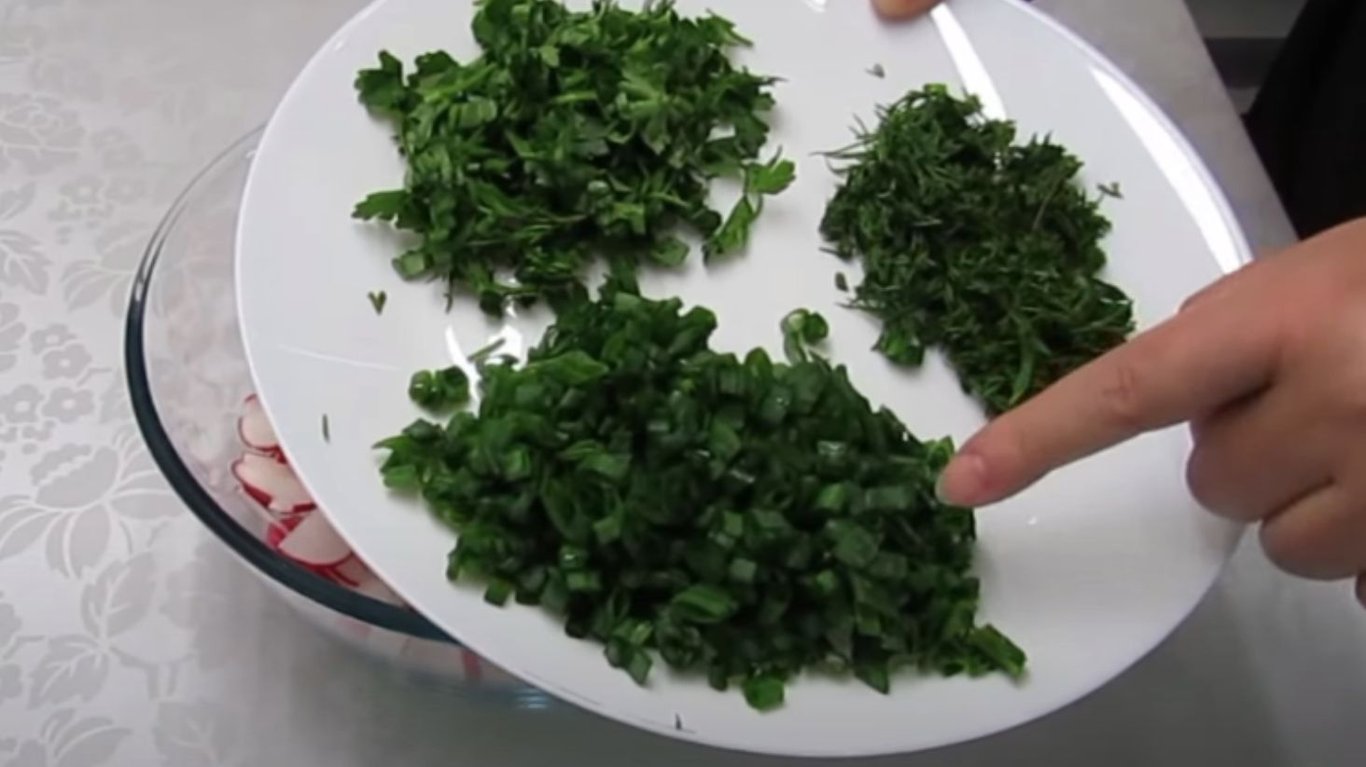 рецепт салата з редискою та огірками на вечерю