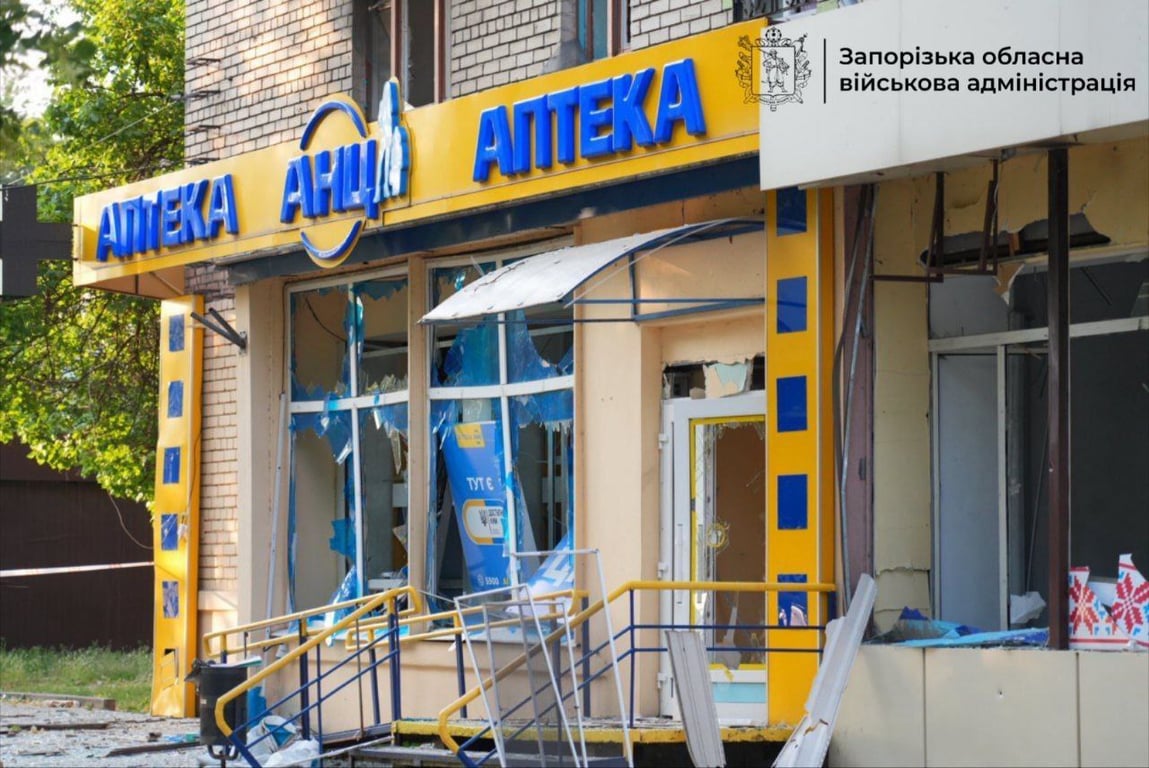 Пошкоджений фасад будинку внаслідок удару БпЛА у Запоріжжі