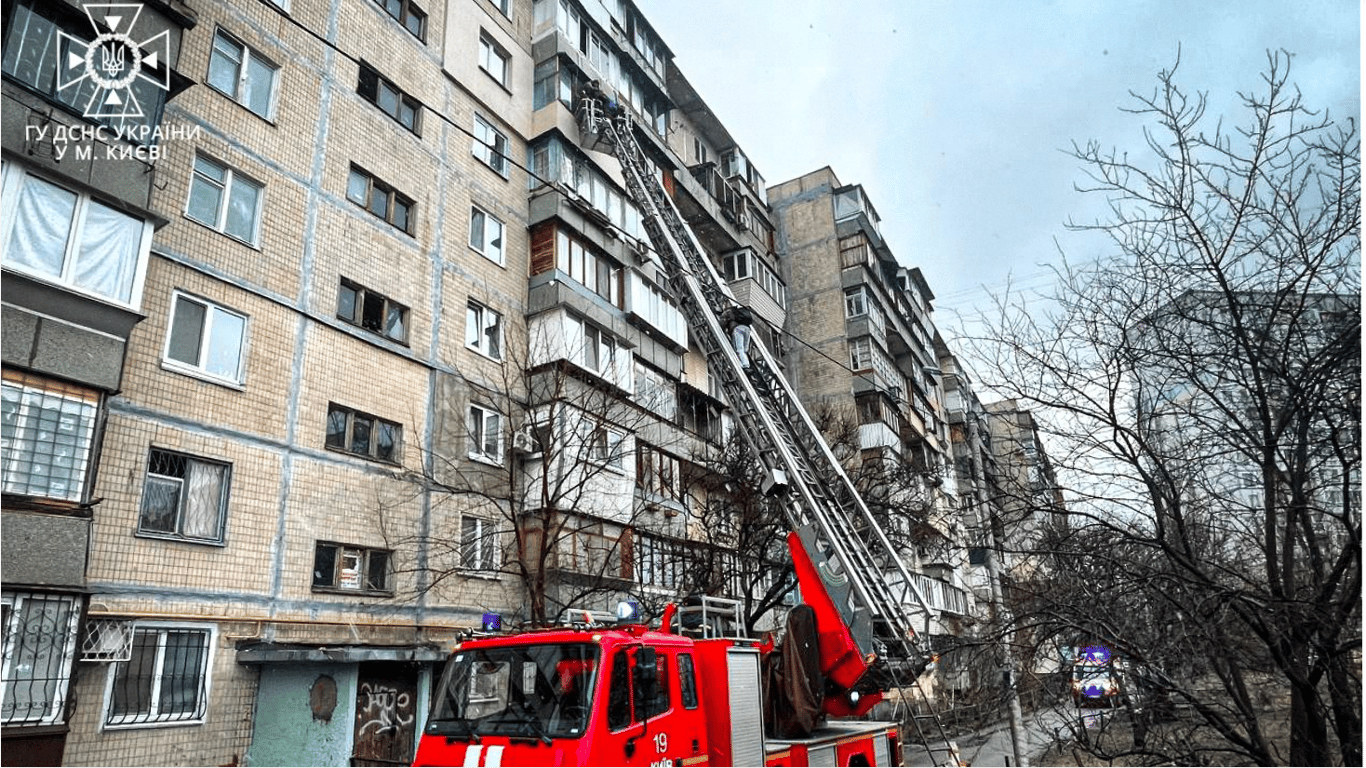 В Днепровском районе Киева произошел пожар в многоэтажке, погиб человек