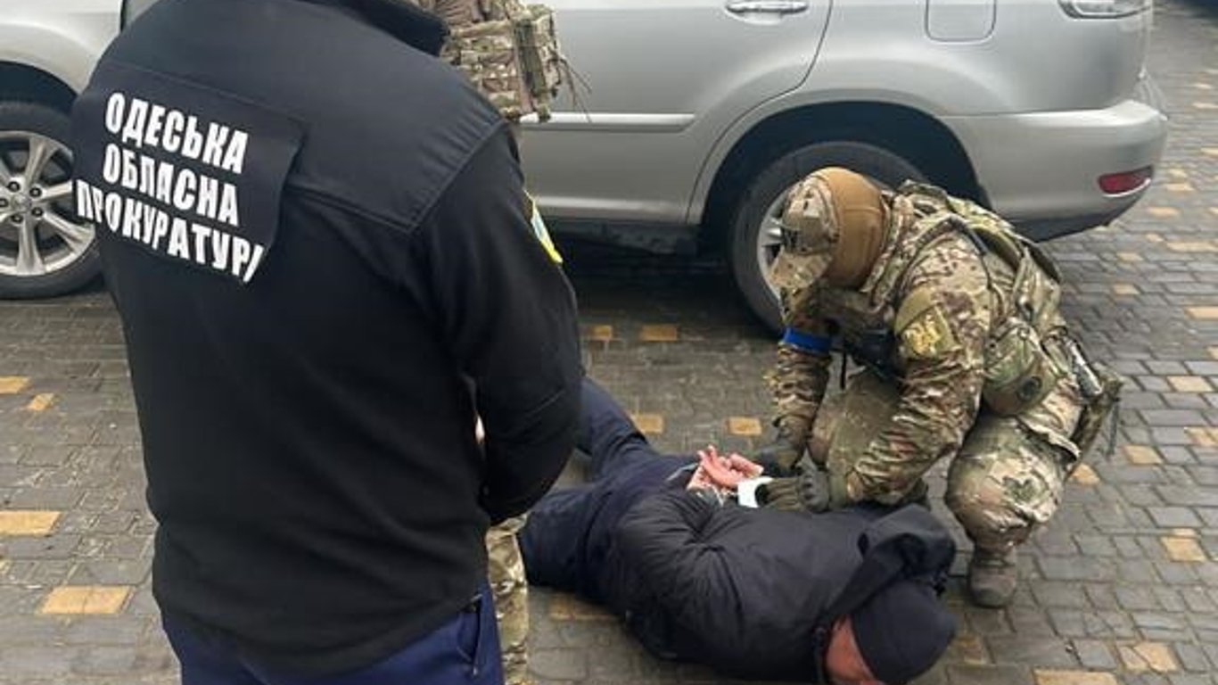 В Одесі затримали митника-хабарника