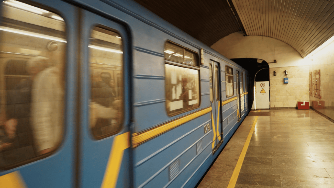 Держится на скотче — на одной из станций метро Киева отпадает плитка