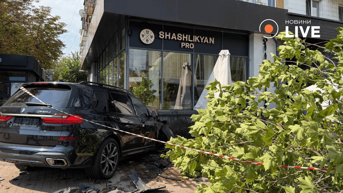 У Києві біля метро "Палац Україна" авто в'їхало в терасу закладу - фото 3