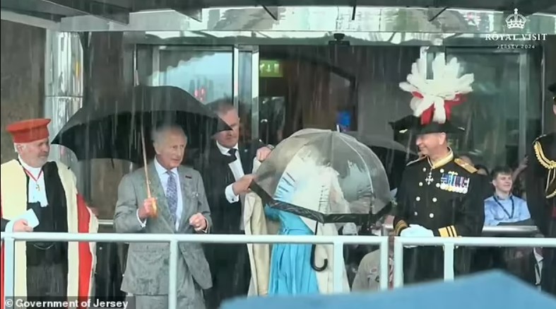 Королева Камілла потрапила в конфуз через негоду - фото 2