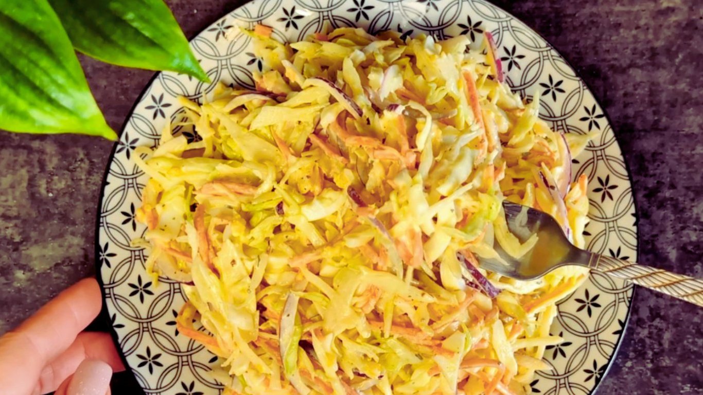 Салат из обычной старой капусты: изюминка рецепта во вкусном соусе