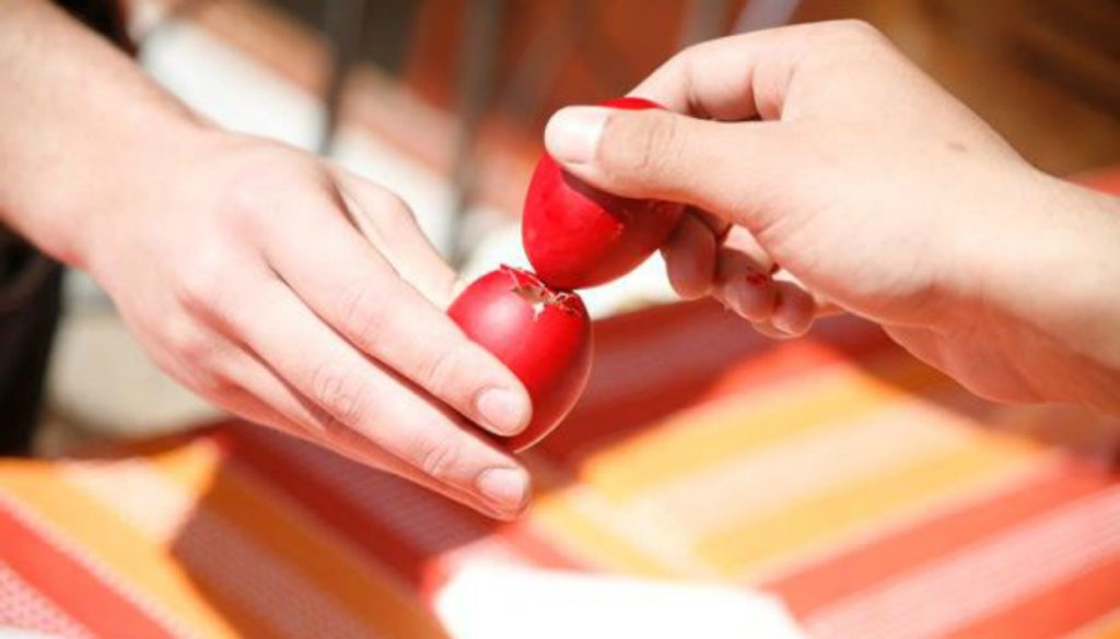 Люди, которые бьются яйцами