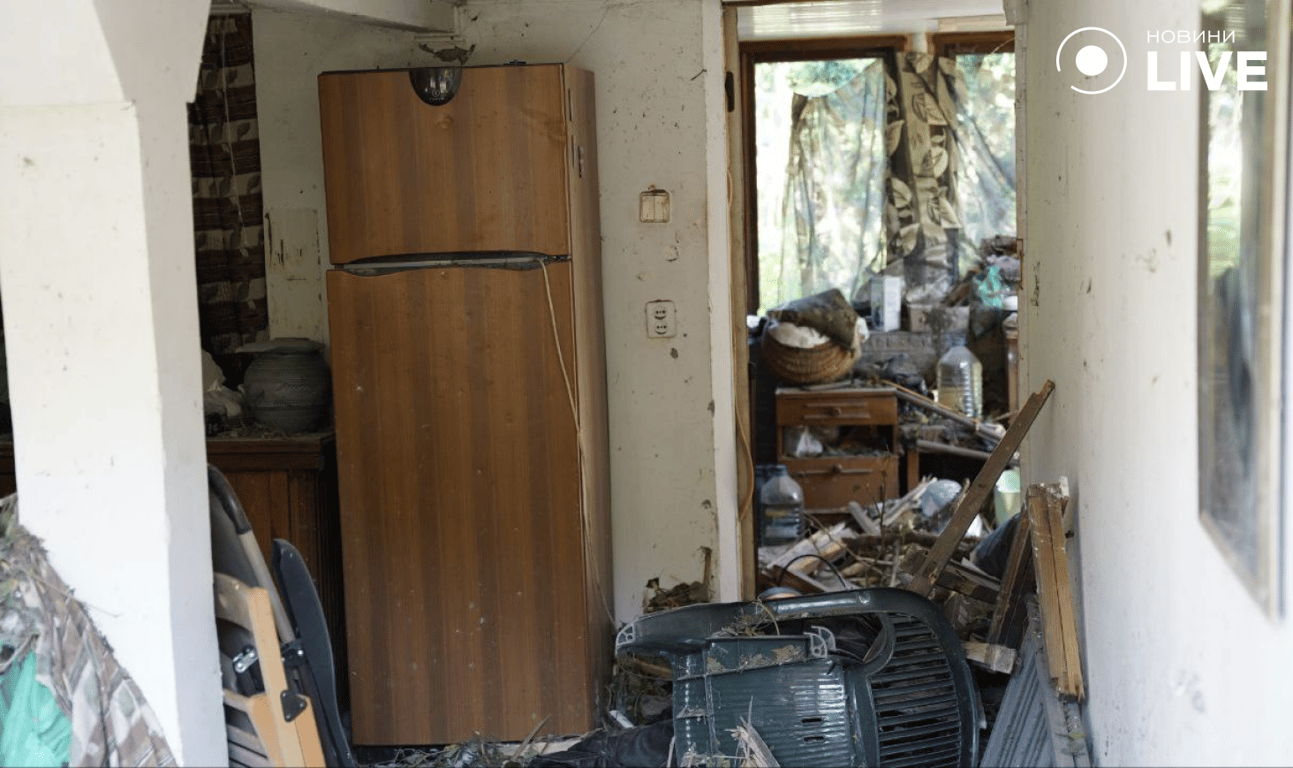 Пошкоджені меблі та інтер'єр зруйнованої оселі після влучання дрона