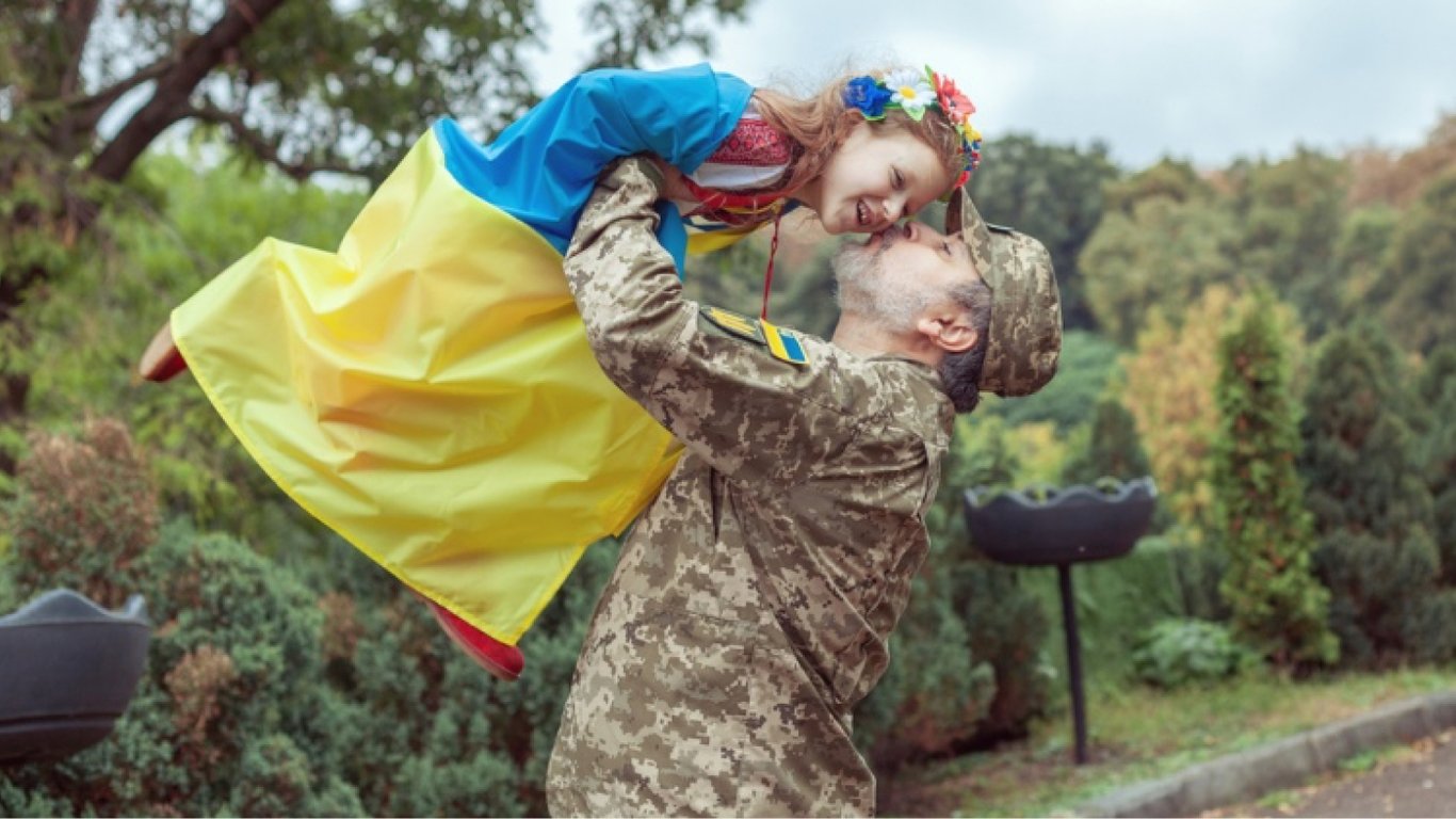 З Днем захисників і захисниць України 2024 — листівки, привітання у прозі та віршах