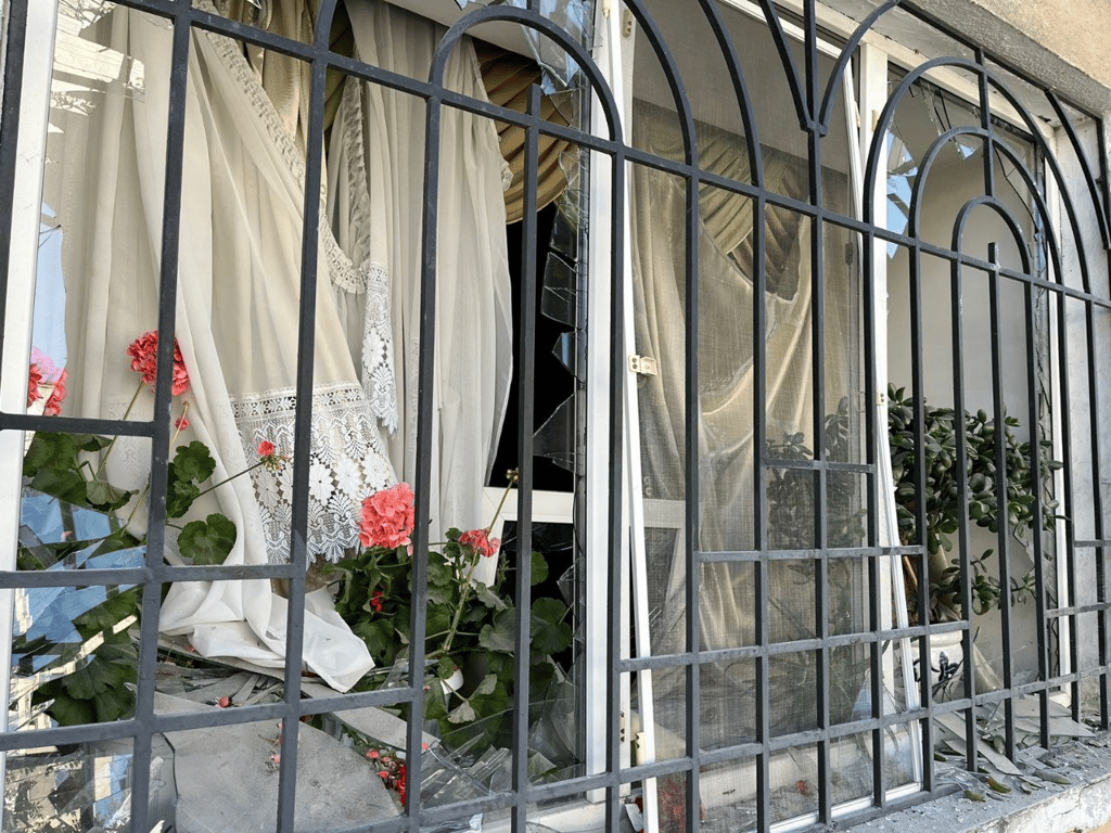 Скління в будівлі побививало через ракетний удар 