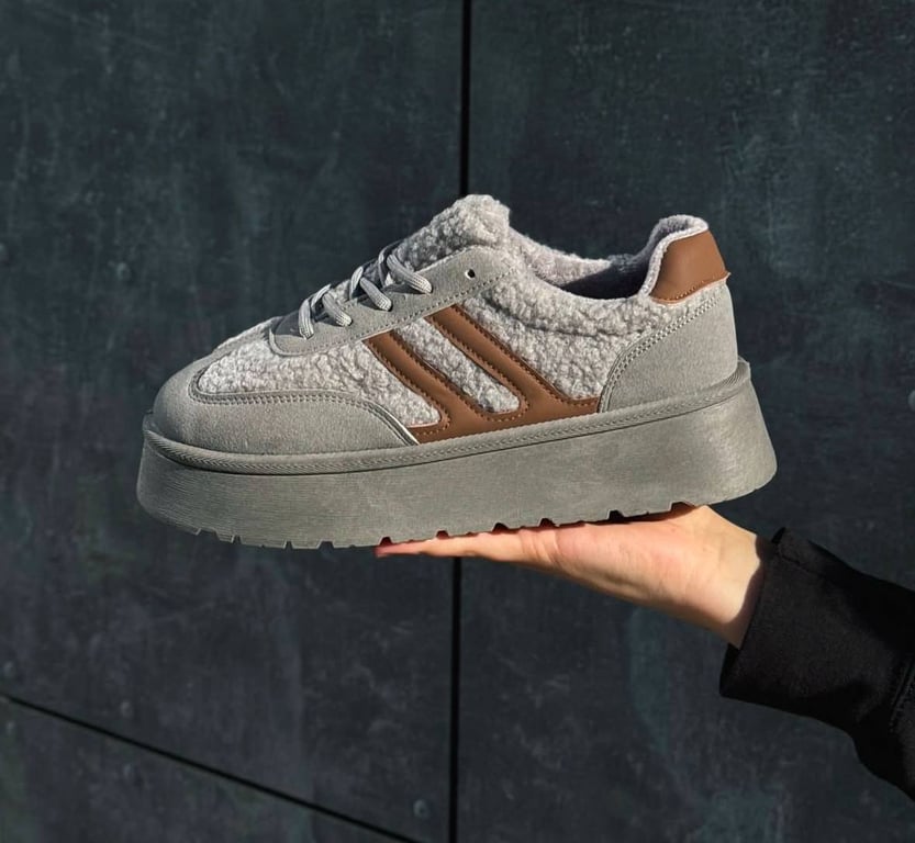 Текстурні кросівки зараз знову набирають популярності