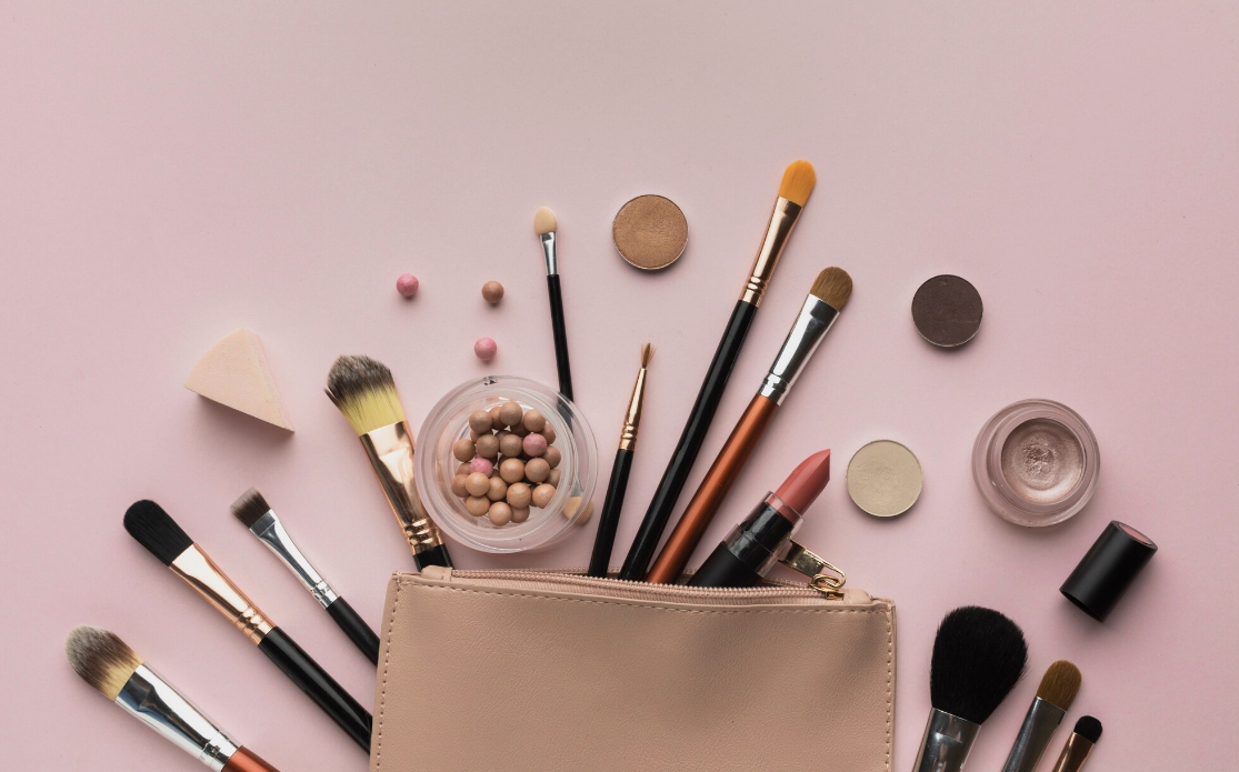 Choose light makeup for the summer