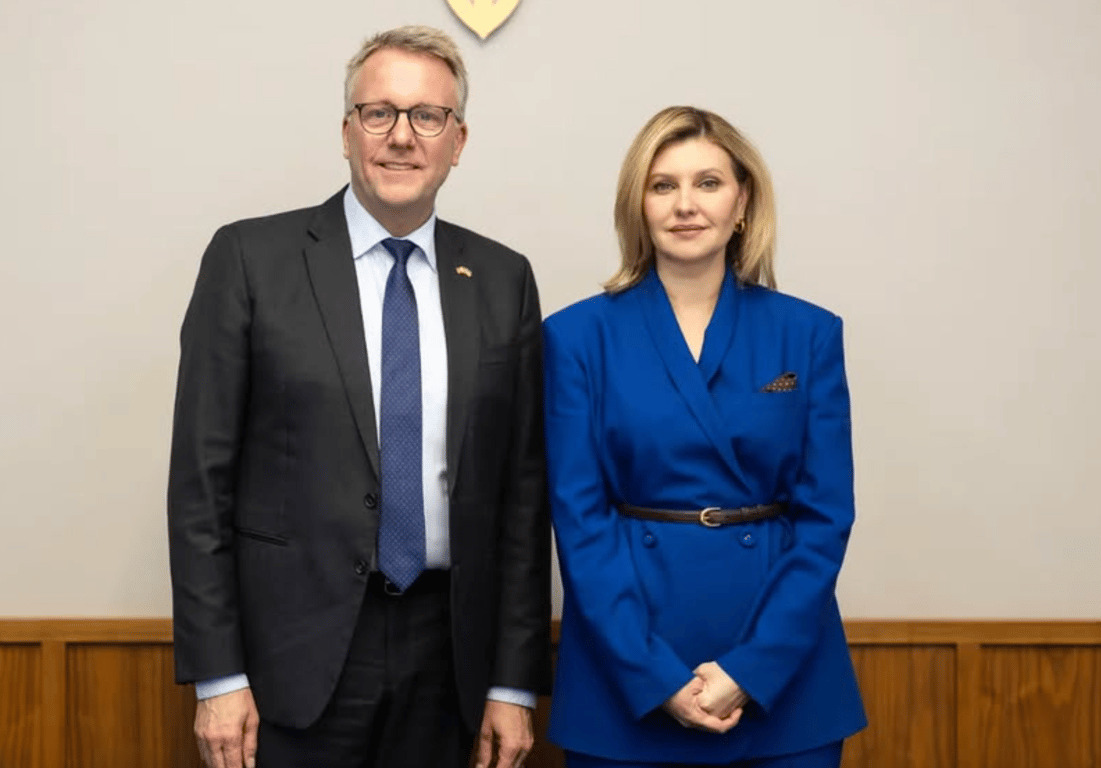 Для натхнення — 5 елегантних образів у стилі Олени Зеленської - фото 6