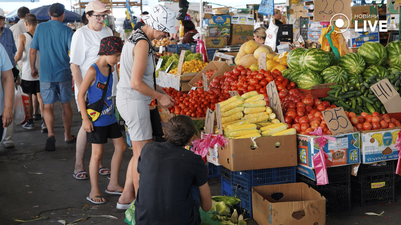 Люди выбирают товар. Фото: Новини.LIVE