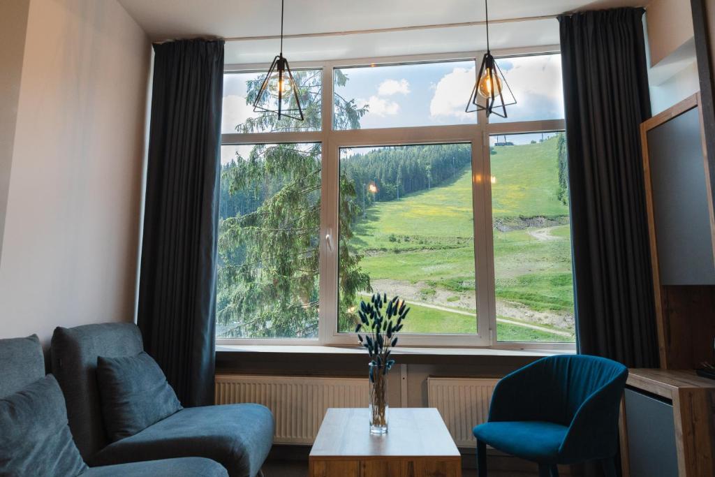 Дeшeвий вiдпoчинoк в Укpaїнi тa Євpoпi — мicтa тa цiни - фoтo 1