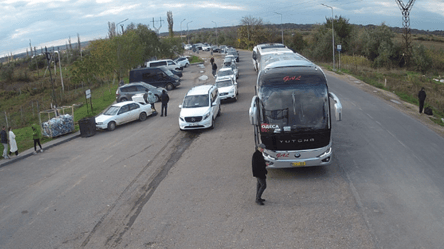 Автівок на кордоні застрягло чимало — затори на трасі Одеса-Рені - 285x160
