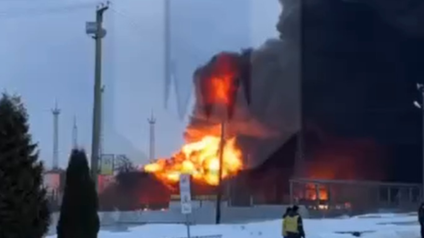 Атаки на російські нафтобазу та завод є операцією ГУР, — ЗМІ
