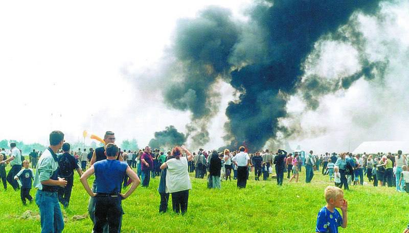 Люди в момент падения самолета в Скнилове. Фото: Google