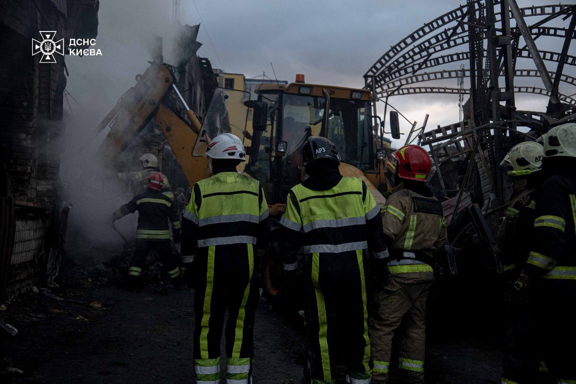 Зруйновані конструкції та проливання завалів після ворожої атаки на Київ