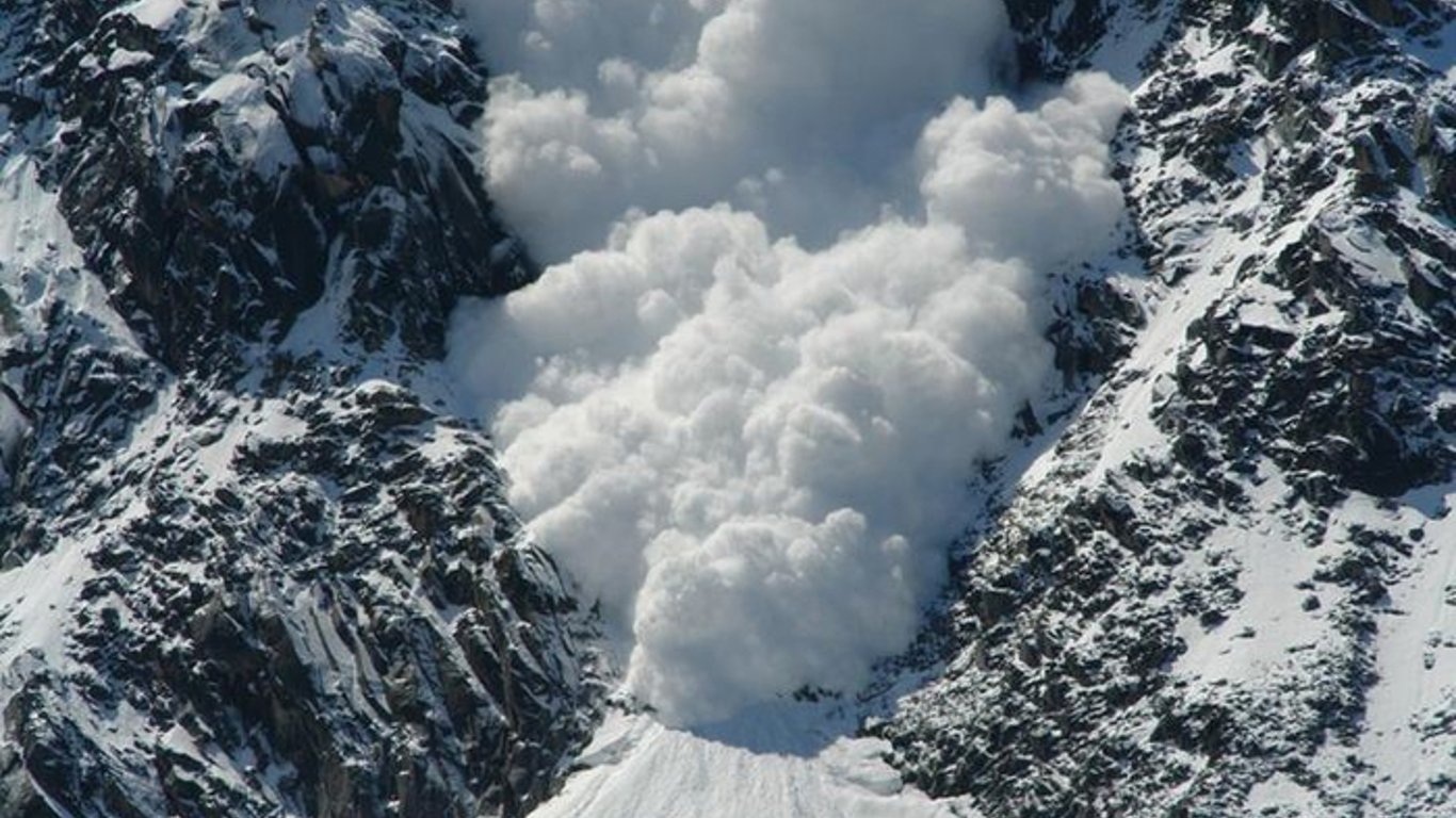 ГСЧС зафиксировали схождение лавины в Карпатах