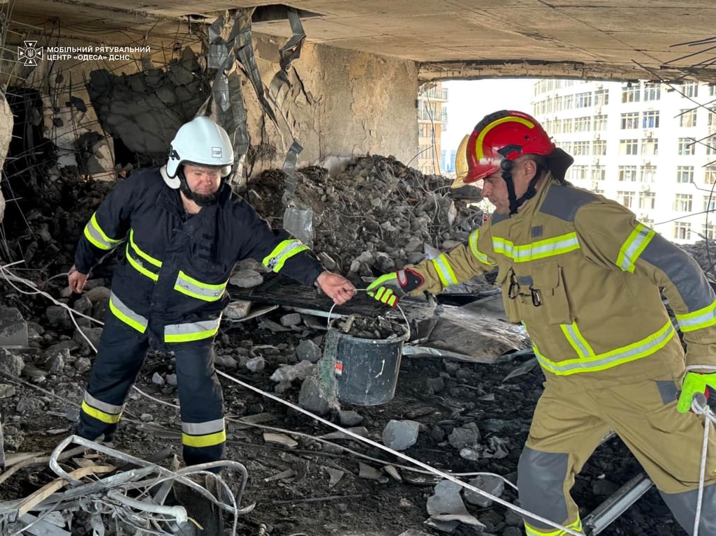Рятувальники розбирають завали зруйнованої багатоповерхівки в Одесі