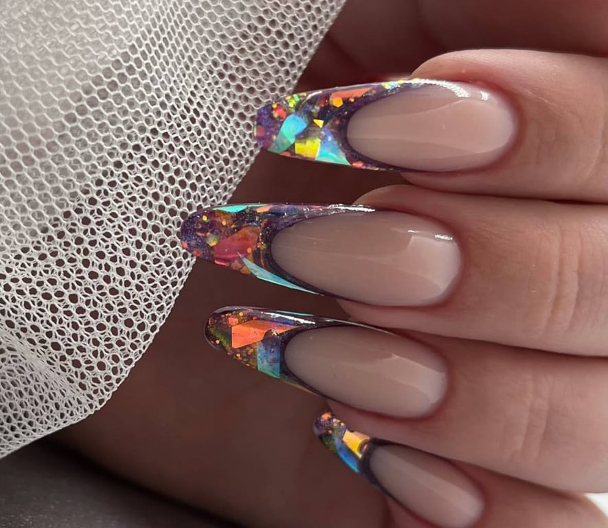 Манікюр зі стразами має оригінальний вигляд