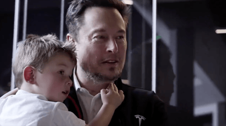 Илон Маск показал своего 3-летнего сына - 285x160